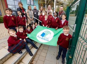 赞助:伯克利celebrates Abbey View Primary Academy Green Flag award with flagpole donation