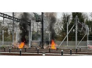 更新:梅登黑德铁路轨道的电气火灾导致延误